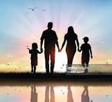 Image démontrant une famille heureuse d'avoir reçu le don d'argent malgré le décès de leur proche